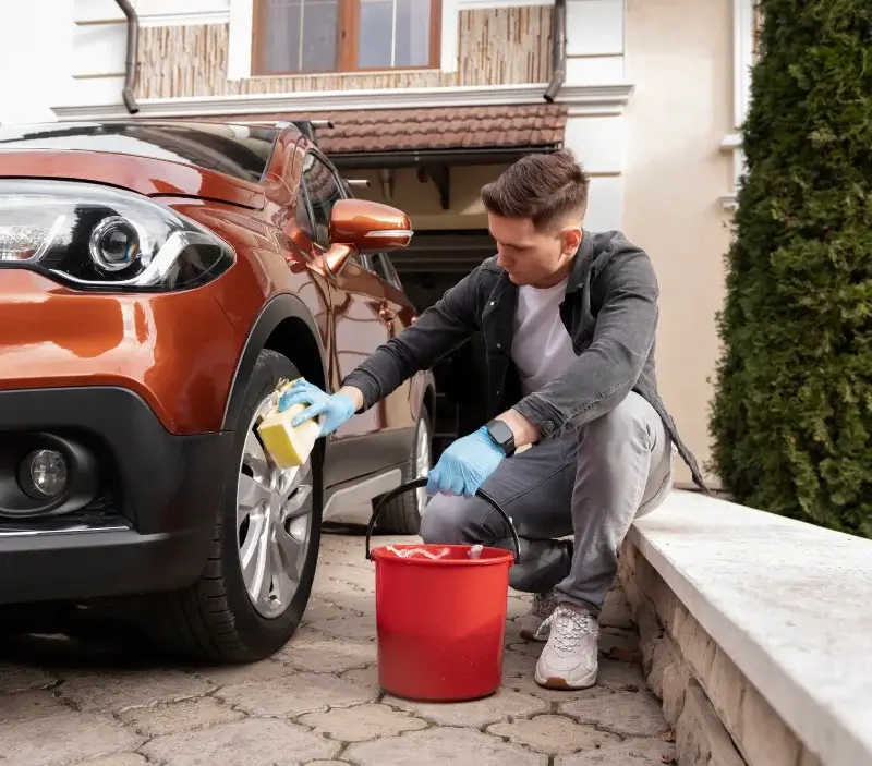 Lavage auto à domicile Séneujols : professionnel intervenant sur un véhicule